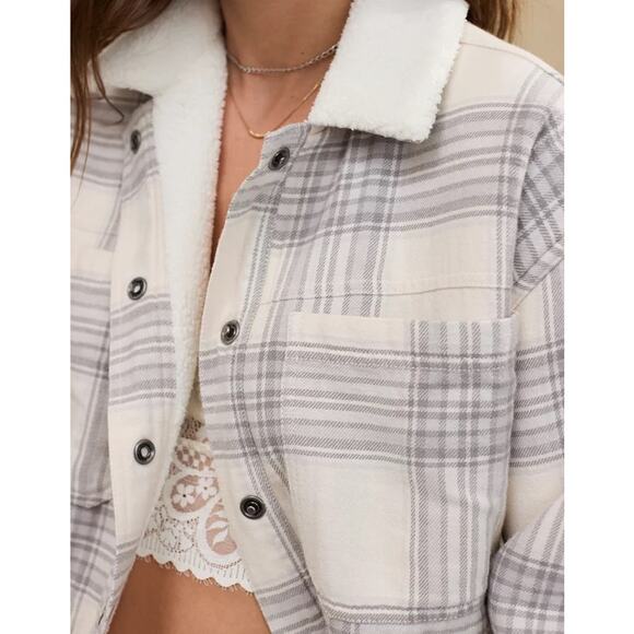 AERIE Cropped Sherpa Lined Shacket Natural Grey & Cream Plaid Pearl Snap Front - Picture 2 of 13